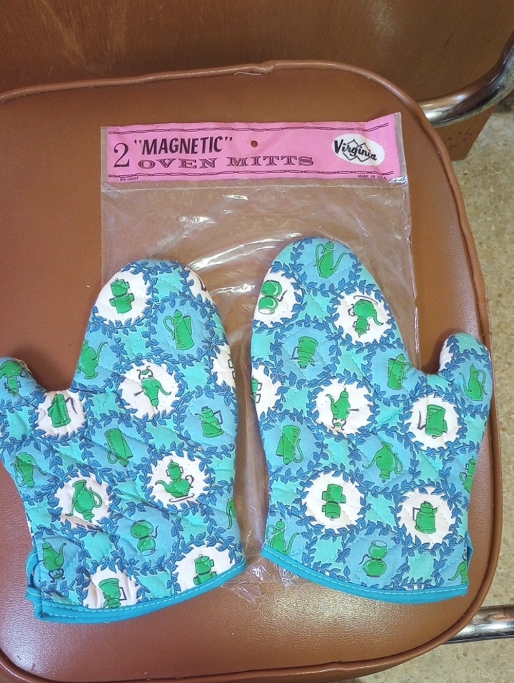 Virginia Vintage Retro Colorful Oven Mitts. Blue Green Aqua White. Open Package - Picture 3 of 4